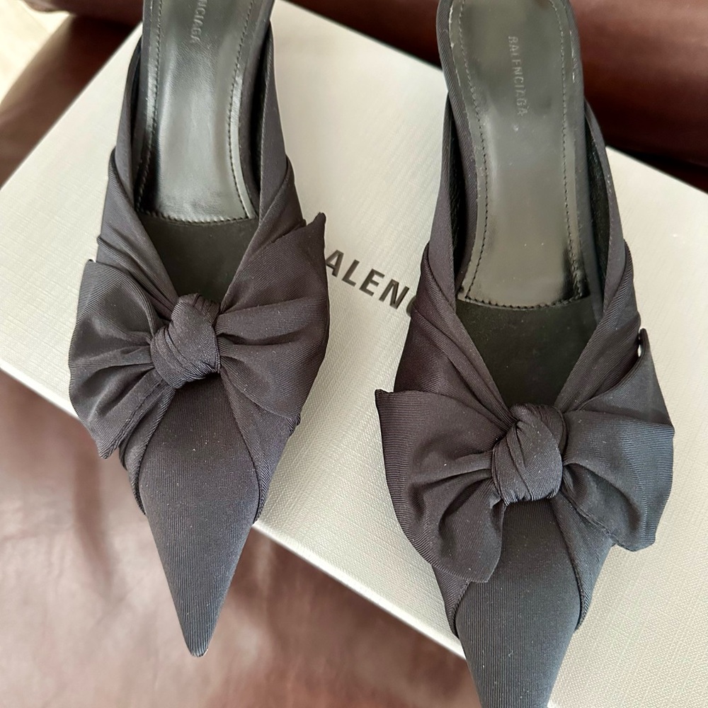 Balenciaga Jet Black Knotted Pointed-Toe Kitten Heel size 5.5 but will fit a 6. - Picture 8 of 13